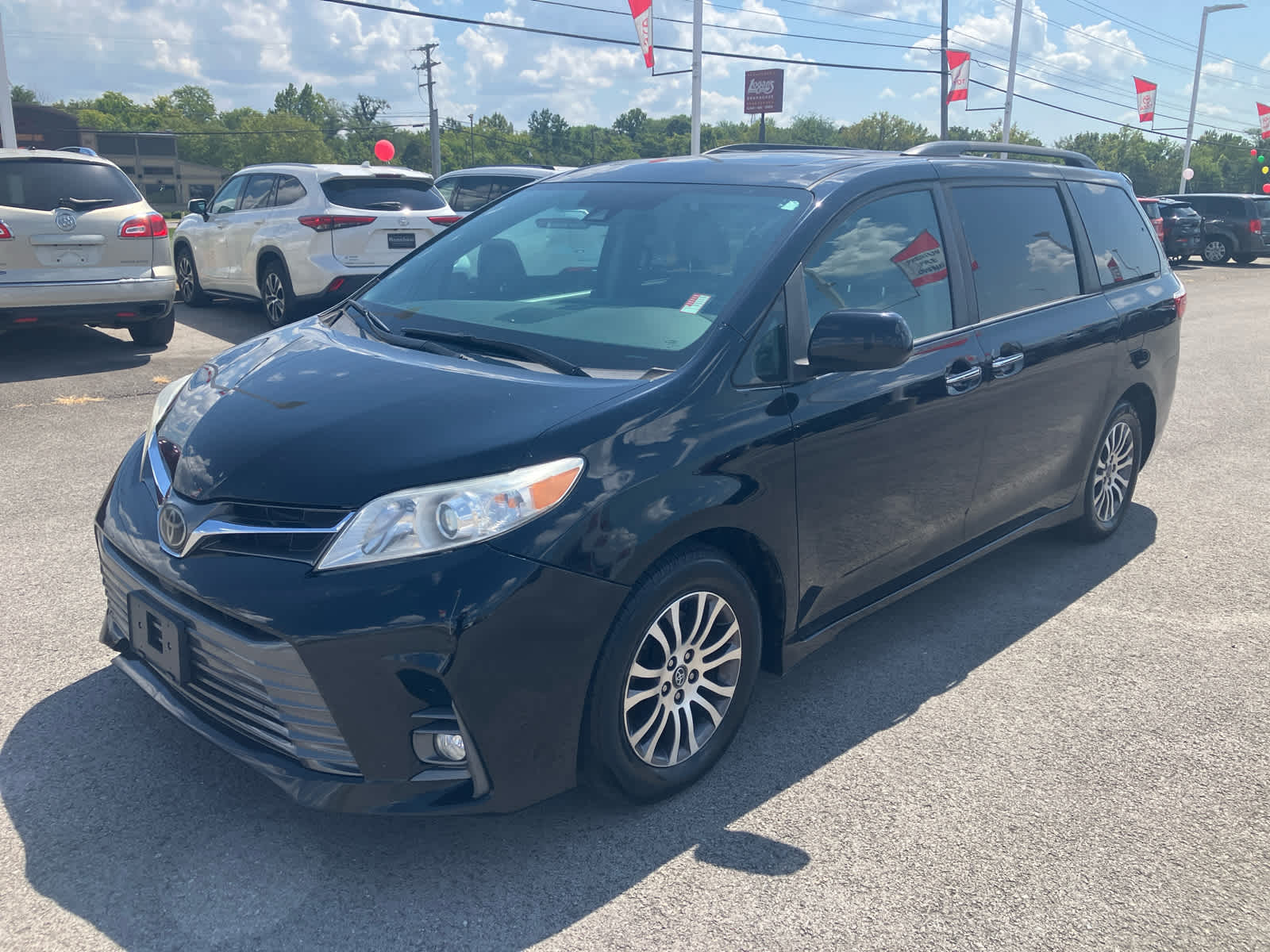 2020 Toyota Sienna photo 3 of 31
