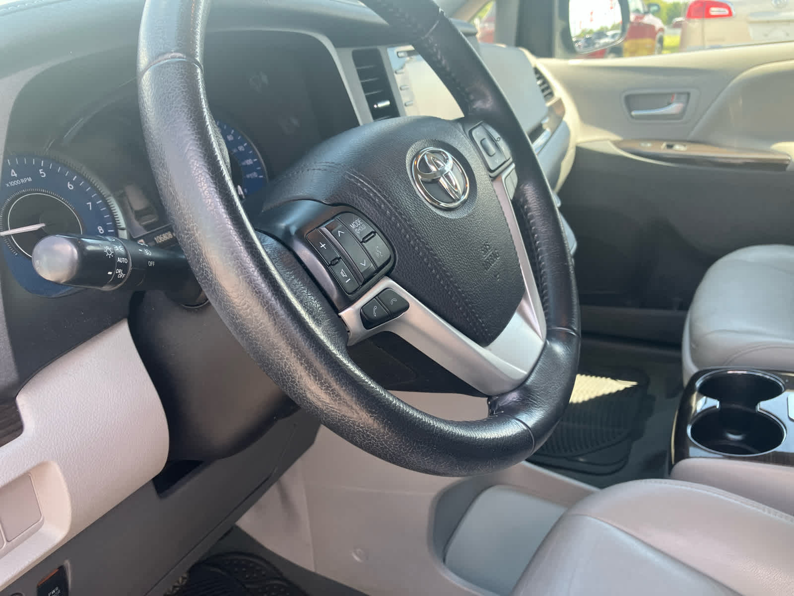 2020 Toyota Sienna photo 9 of 31