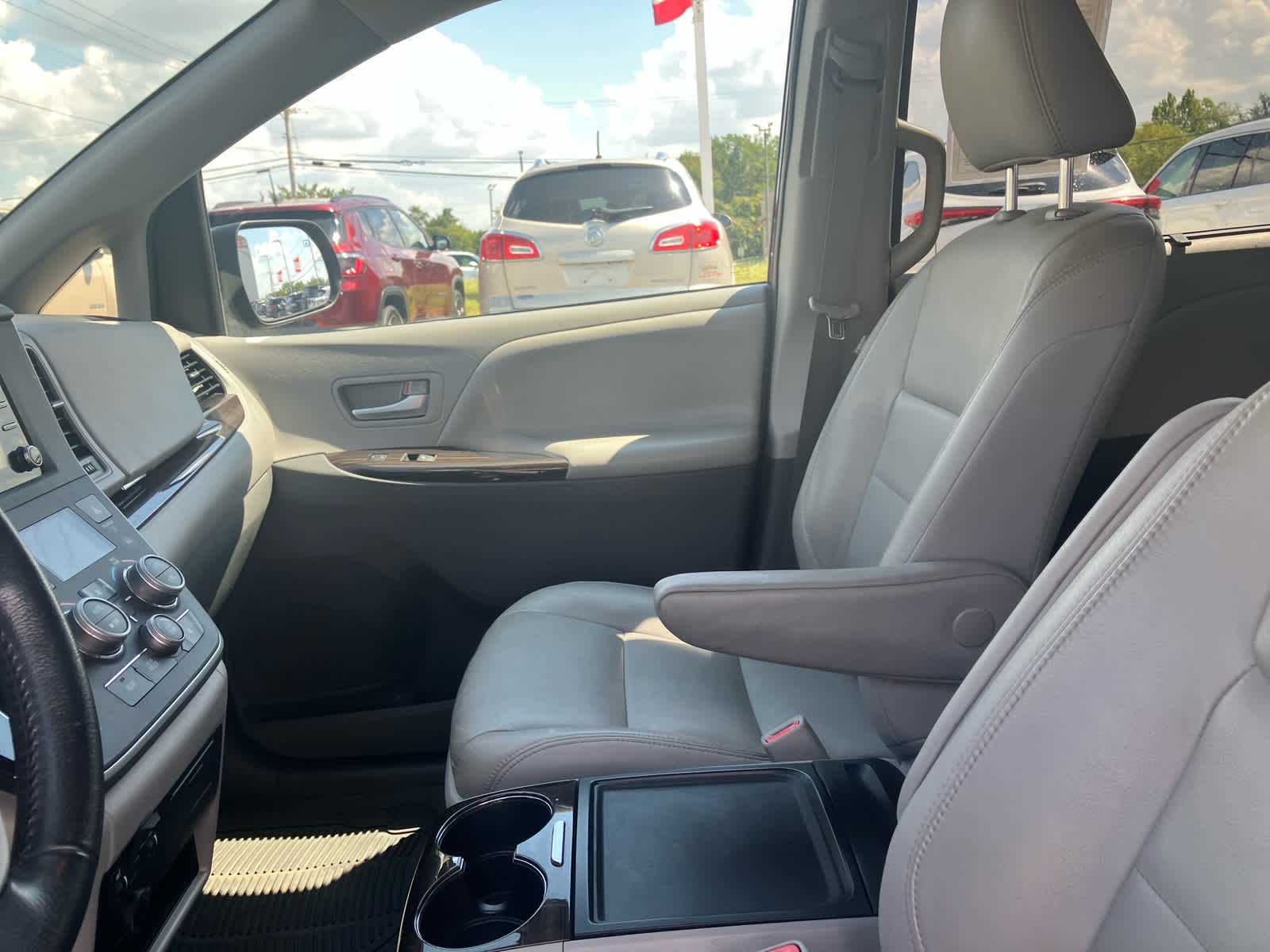 2020 Toyota Sienna photo 10 of 31