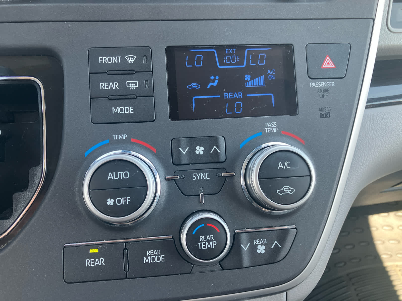 2020 Toyota Sienna photo 25 of 31