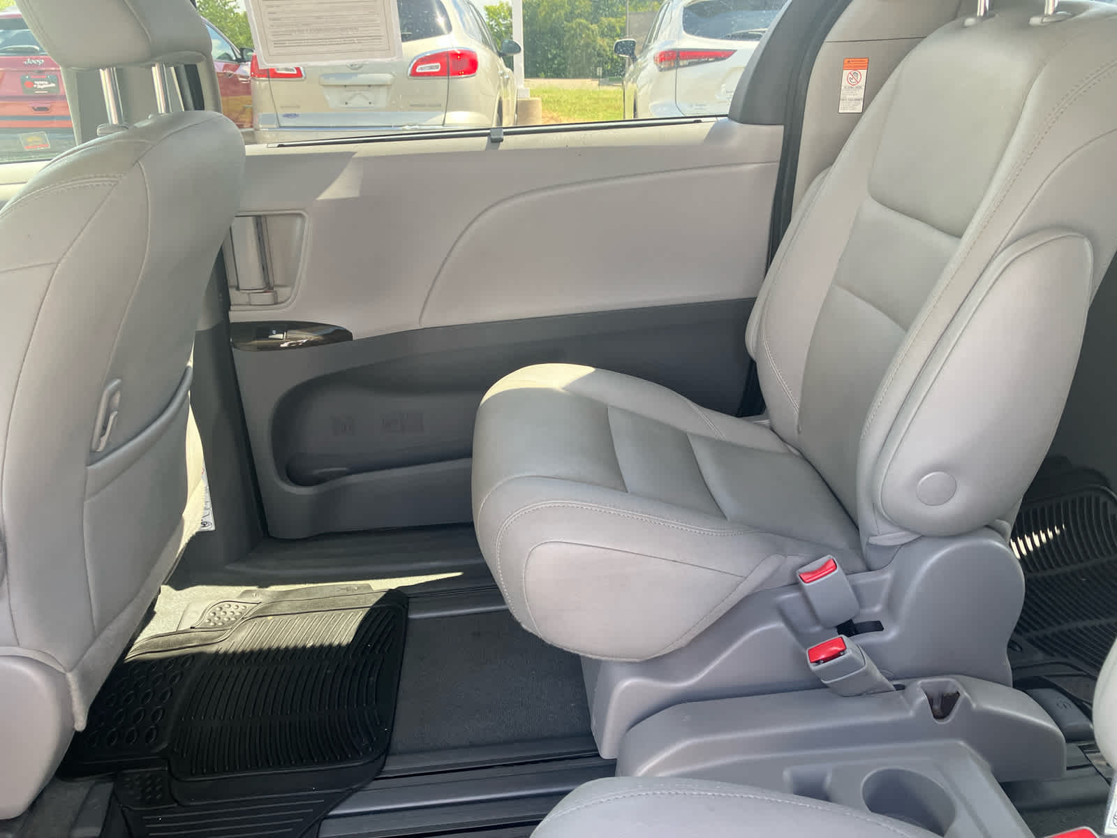 2020 Toyota Sienna photo 30 of 31