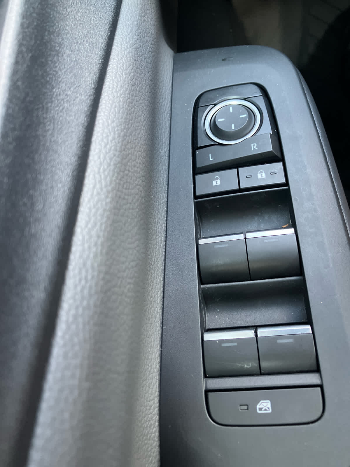 2026 Toyota Prius photo 14 of 33
