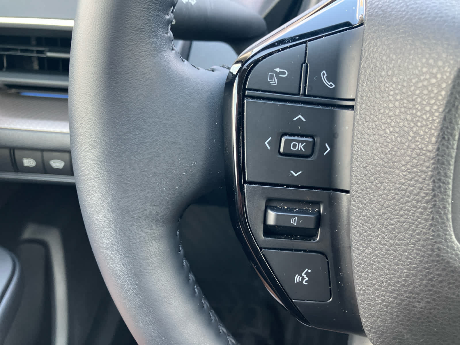 2026 Toyota Prius photo 18 of 33