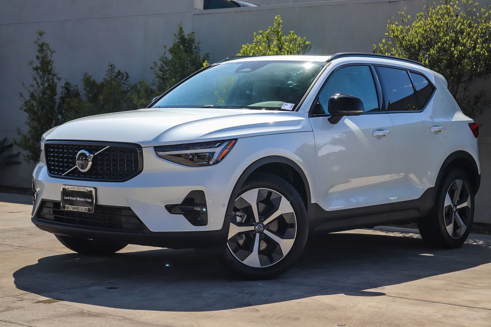 White 2026 Volvo XC40 SUV / Crossover All-Wheel Drive 8-Speed Automatic