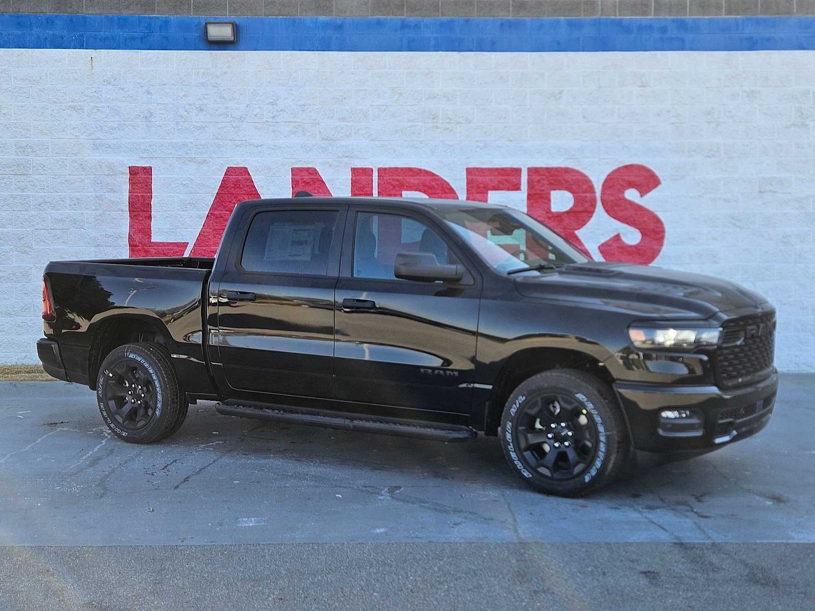 Diamond Black Crystal Pearlcoat 2026 RAM 1500 Express Crew Cab 4WD Pickup Truck Four-Wheel Drive 8-Speed Automatic