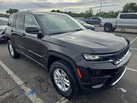 2023 Jeep Grand Cherokee Laredo 3