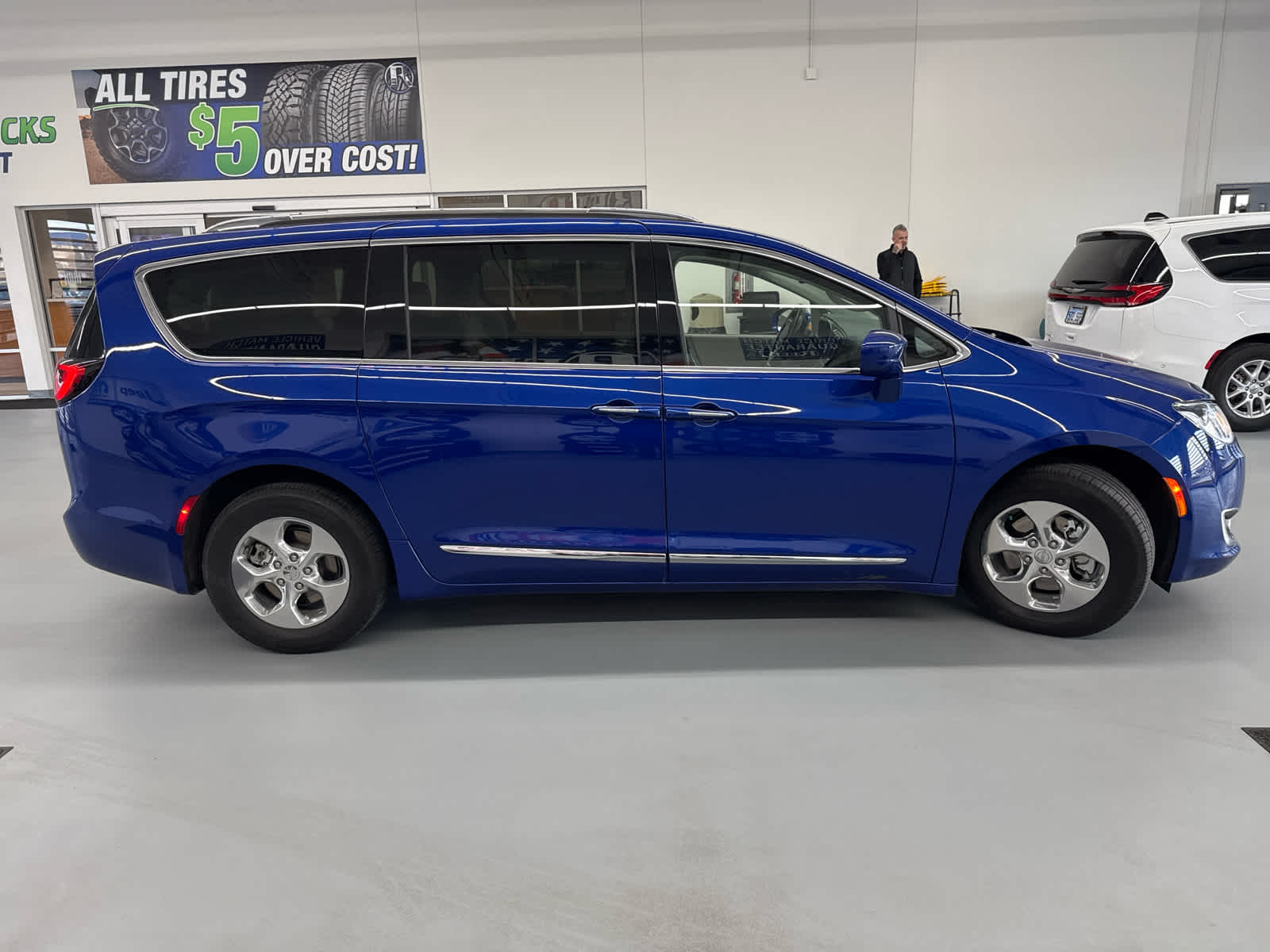 2020 Chrysler Pacifica Hybrid Touring L 6