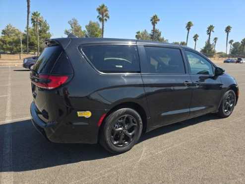 2022 Chrysler Pacifica Hybrid Limited 4