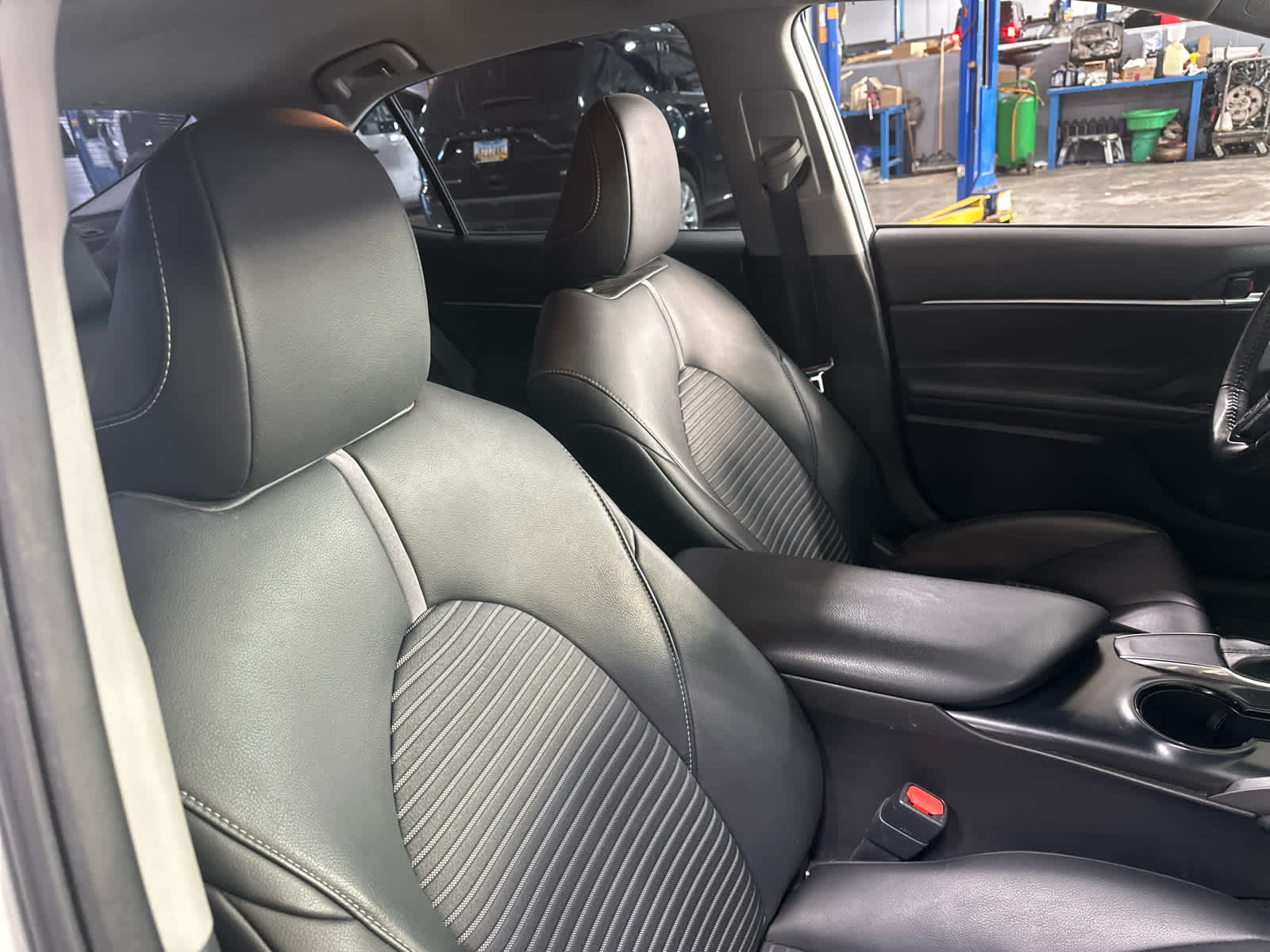 2019 Toyota Camry SE photo 2