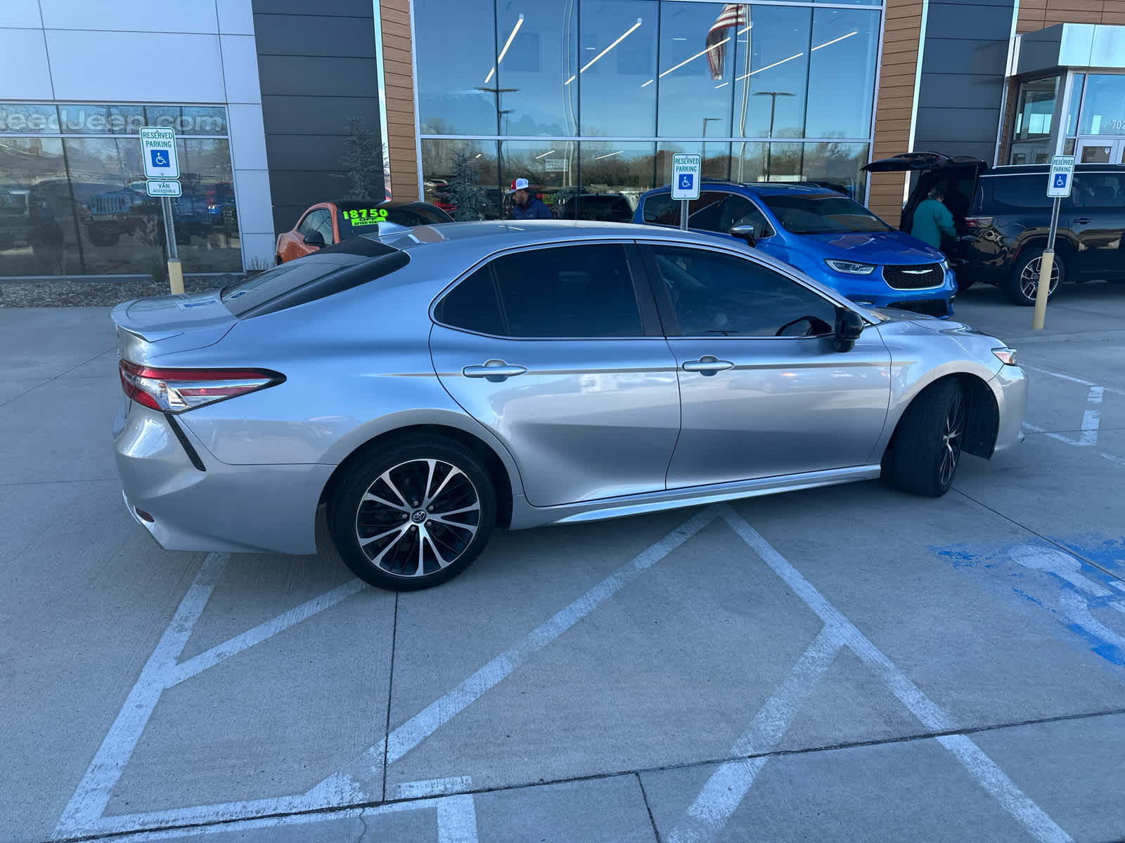 2019 Toyota Camry SE photo 3