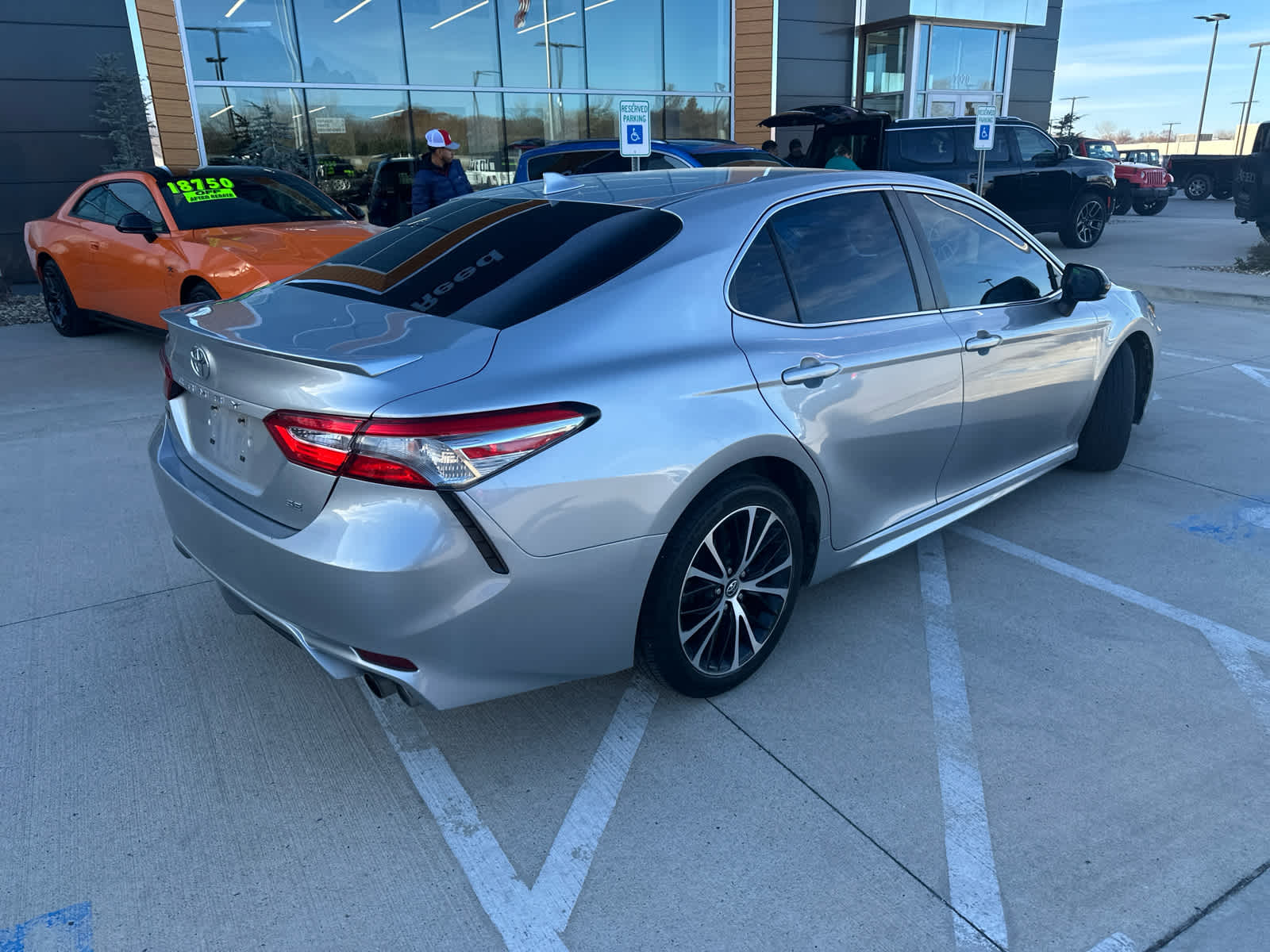 2019 Toyota Camry SE photo 4