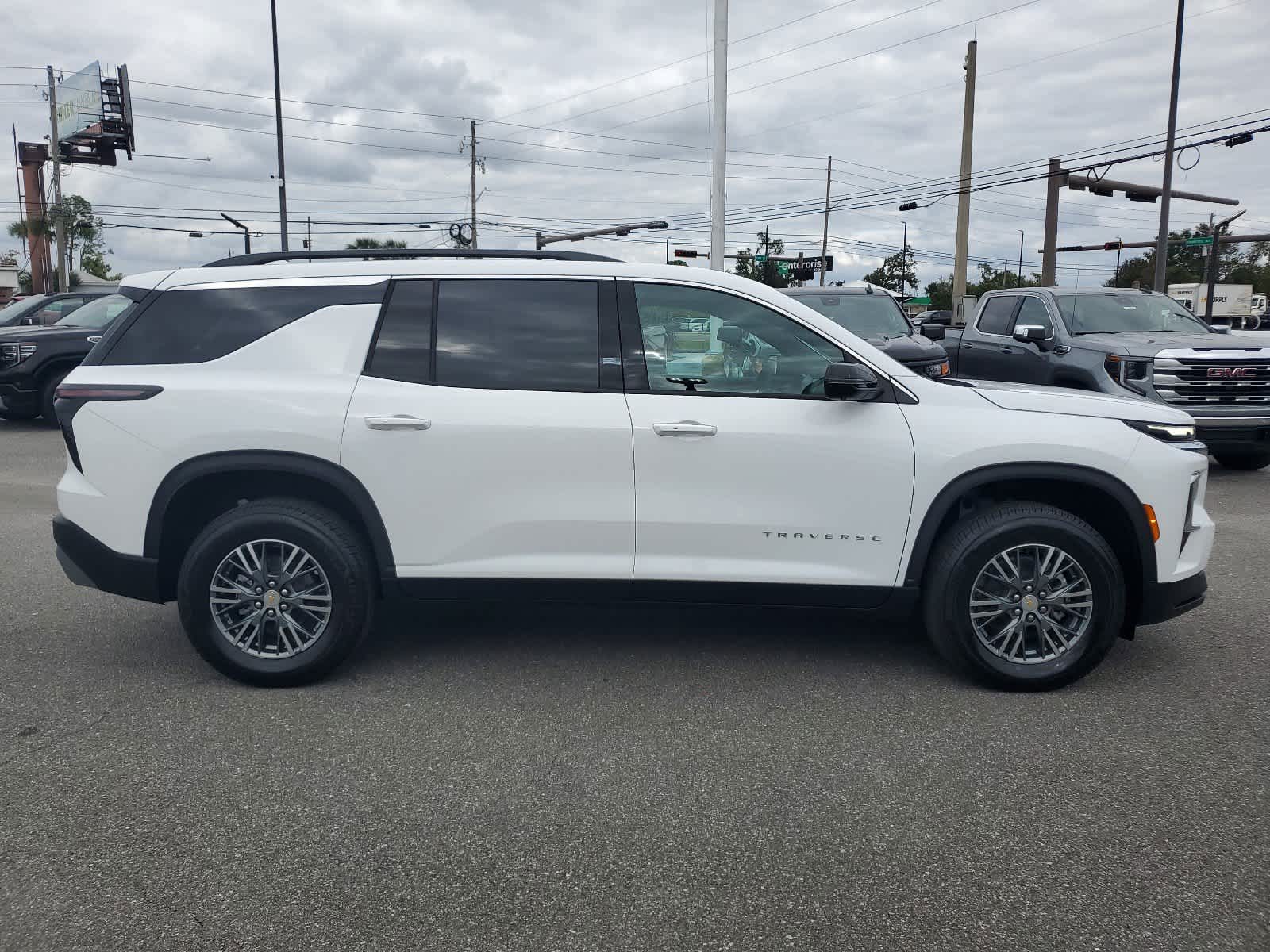 2025 Chevrolet Traverse AWD LT 2