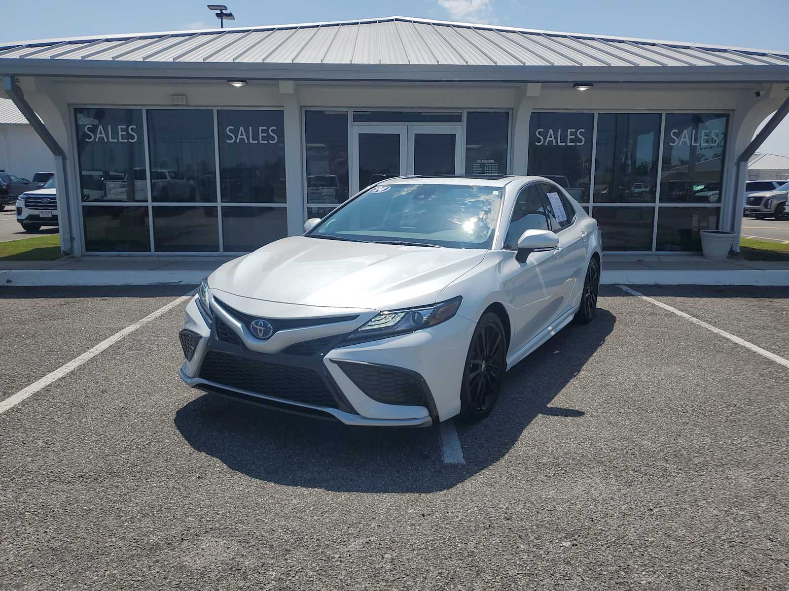 White (Wind Chill Pearl) 2024 Toyota Camry Hybrid Sedan Front-Wheel Drive Continuously Variable Transmission