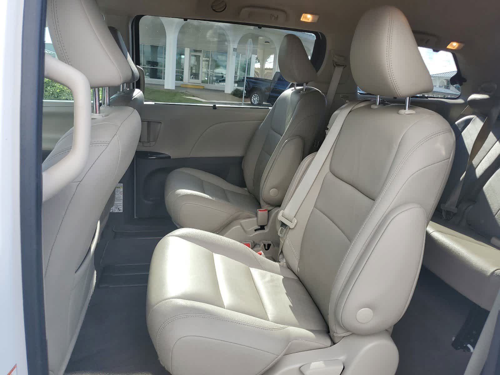 2020 Toyota Sienna XLE 14