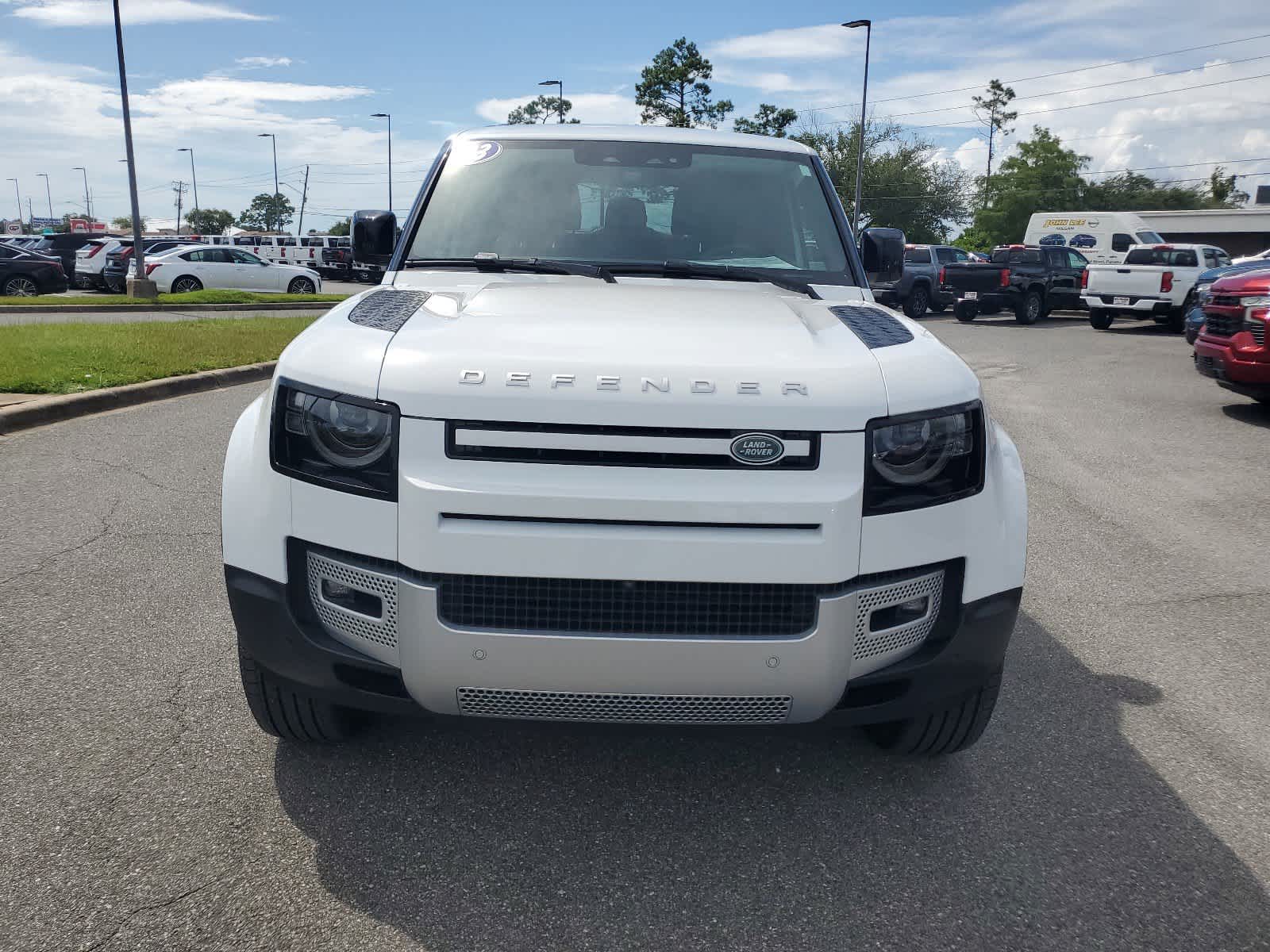 2023 Land Rover Defender SE 9