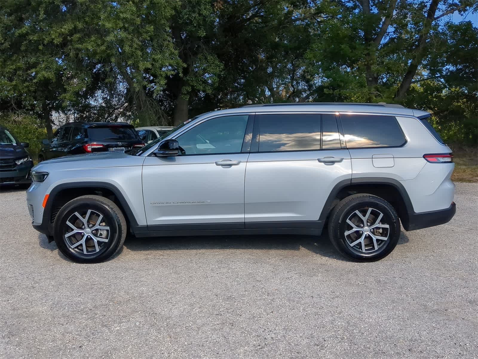2024 Jeep Grand Cherokee Limited photo 3