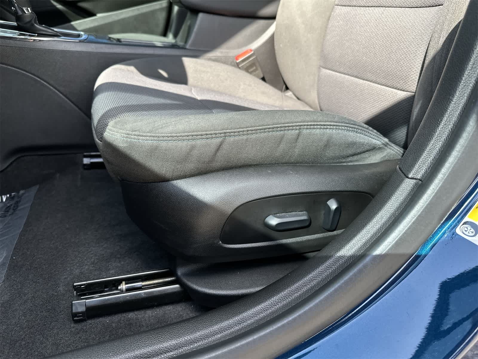 2019 Chevrolet Cruze LT photo 2