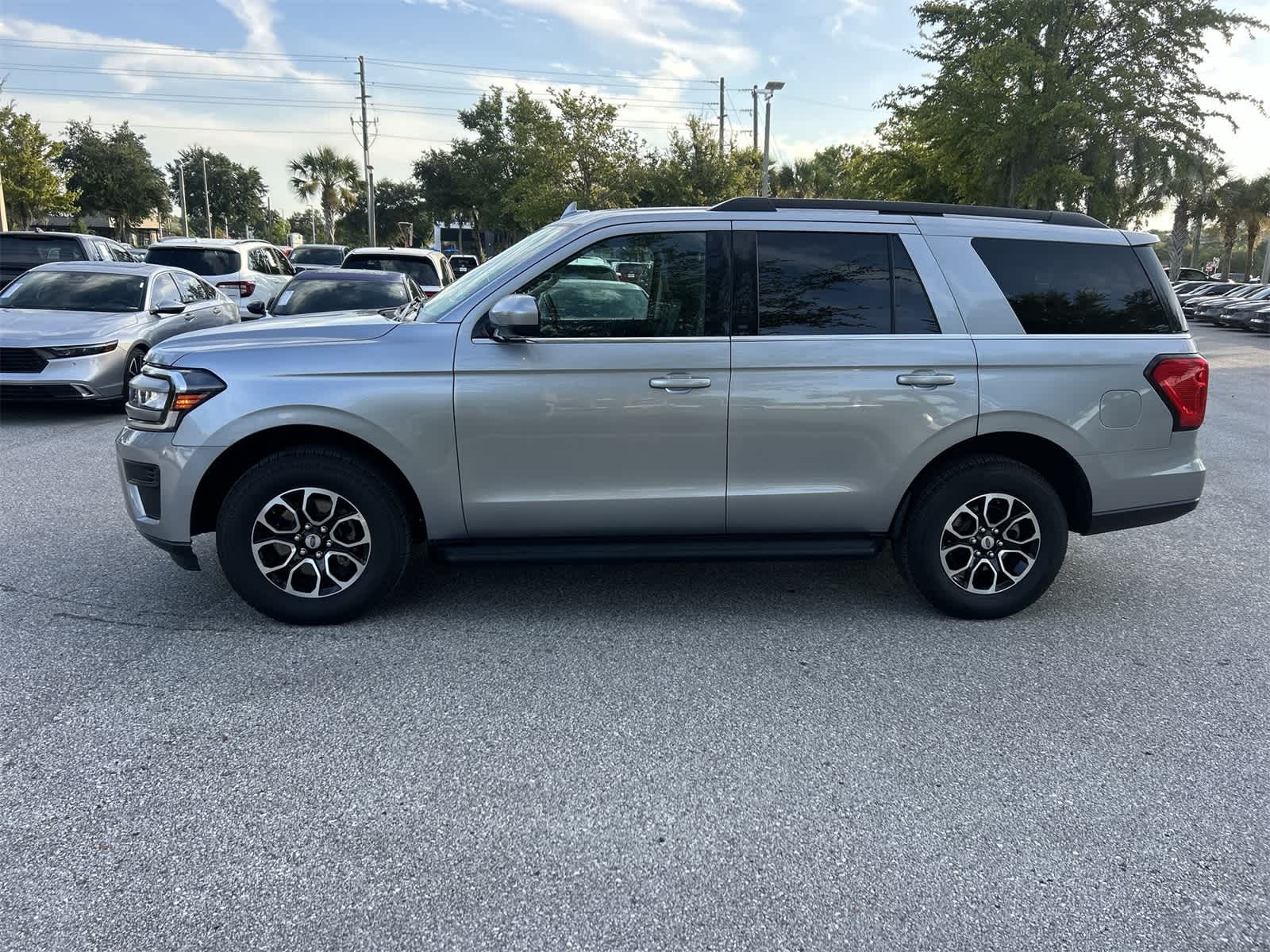 2024 Ford Expedition XLT photo 2
