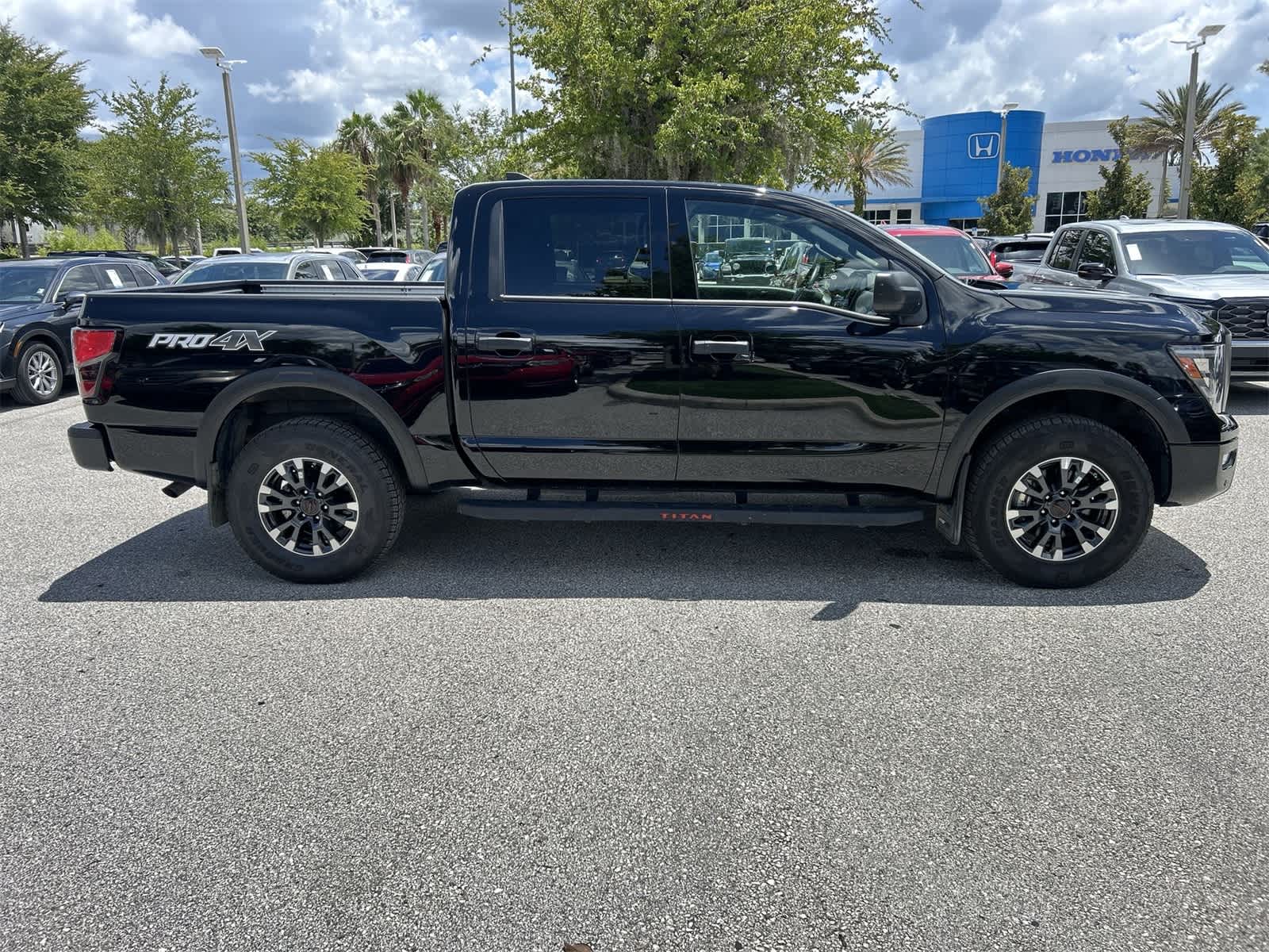 2024 Nissan Titan Crew Cab PRO-4X photo 6