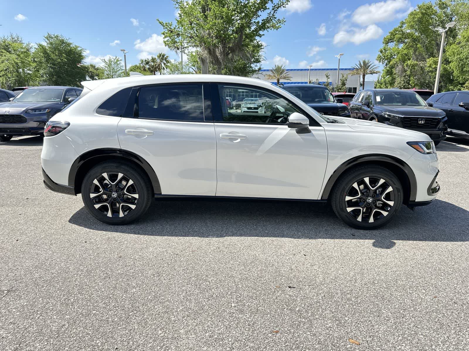 View vehicle photo 7