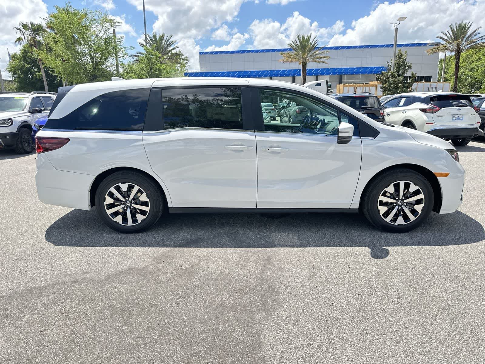 View vehicle photo 7