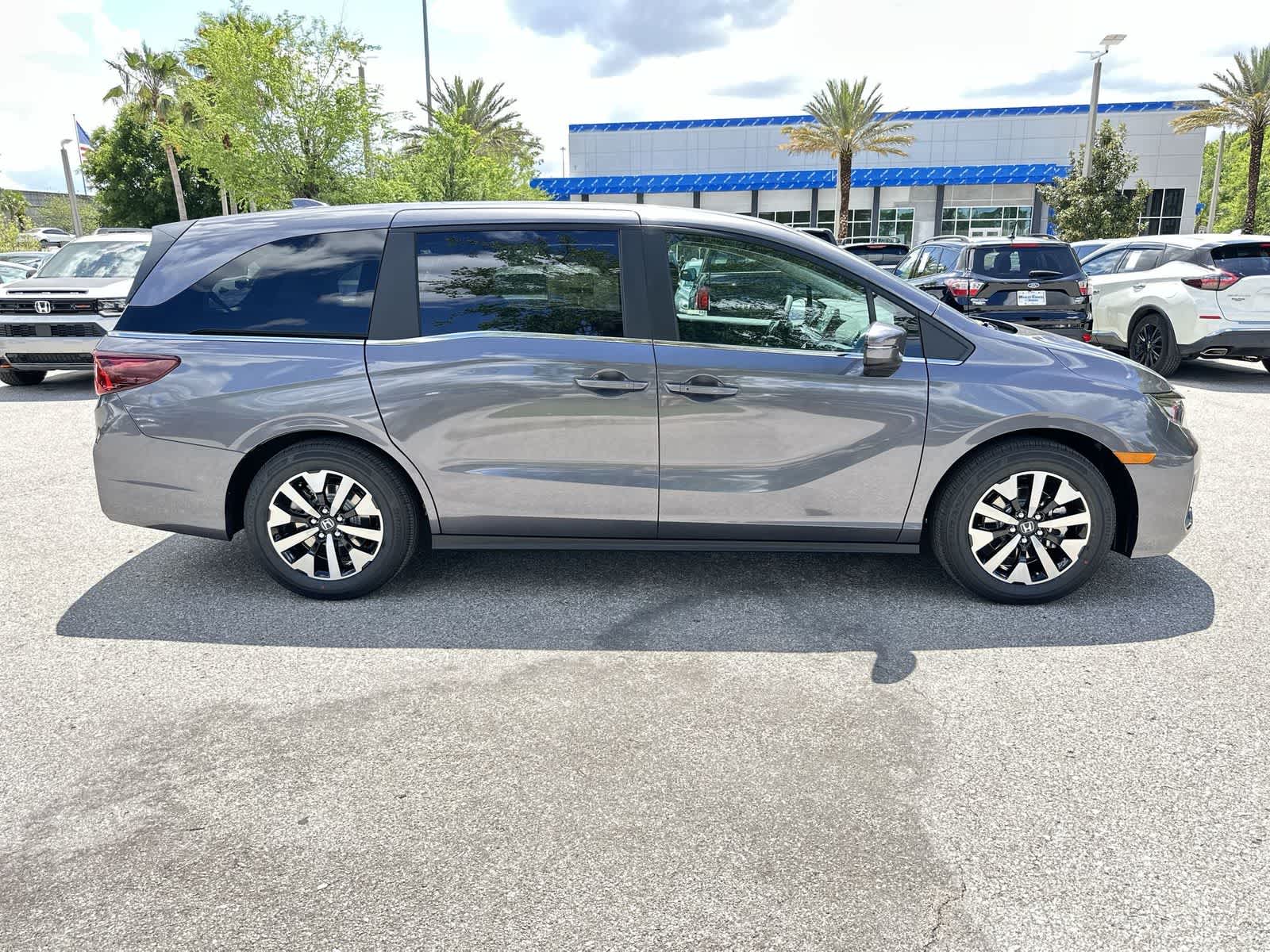 View vehicle photo 7