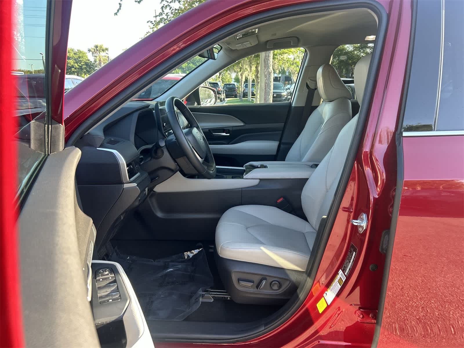 Used 2024 Toyota Grand Highlander XLE with VIN 5TDAAAA5XRS015052 for sale in Wesley Chapel, FL