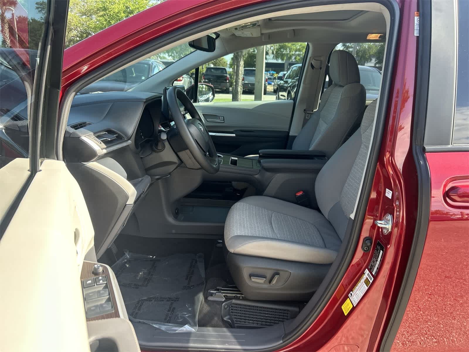 Used 2024 Toyota Sienna LE with VIN 5TDBRKEC7RS224292 for sale in Wesley Chapel, FL