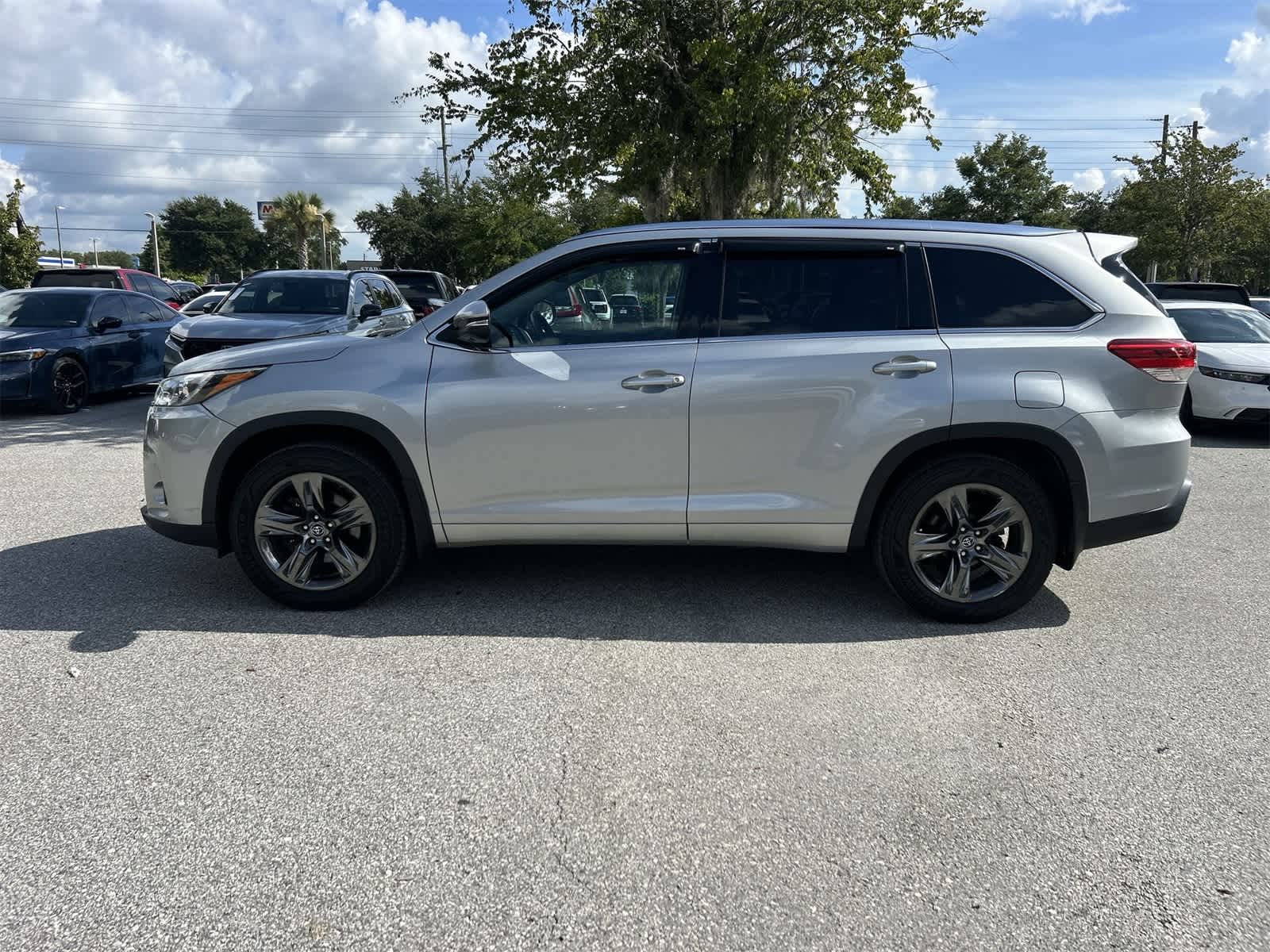 2017 Toyota Highlander Limited Platinum photo 2