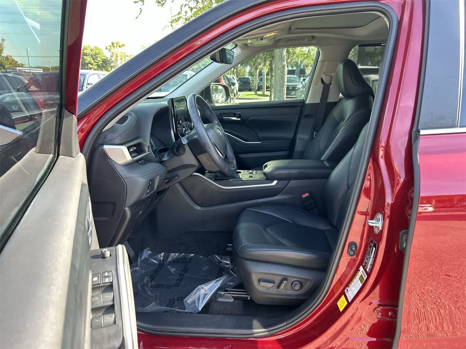 Used 2023 Toyota Highlander XLE with VIN 5TDKDRAH7PS027452 for sale in Wesley Chapel, FL