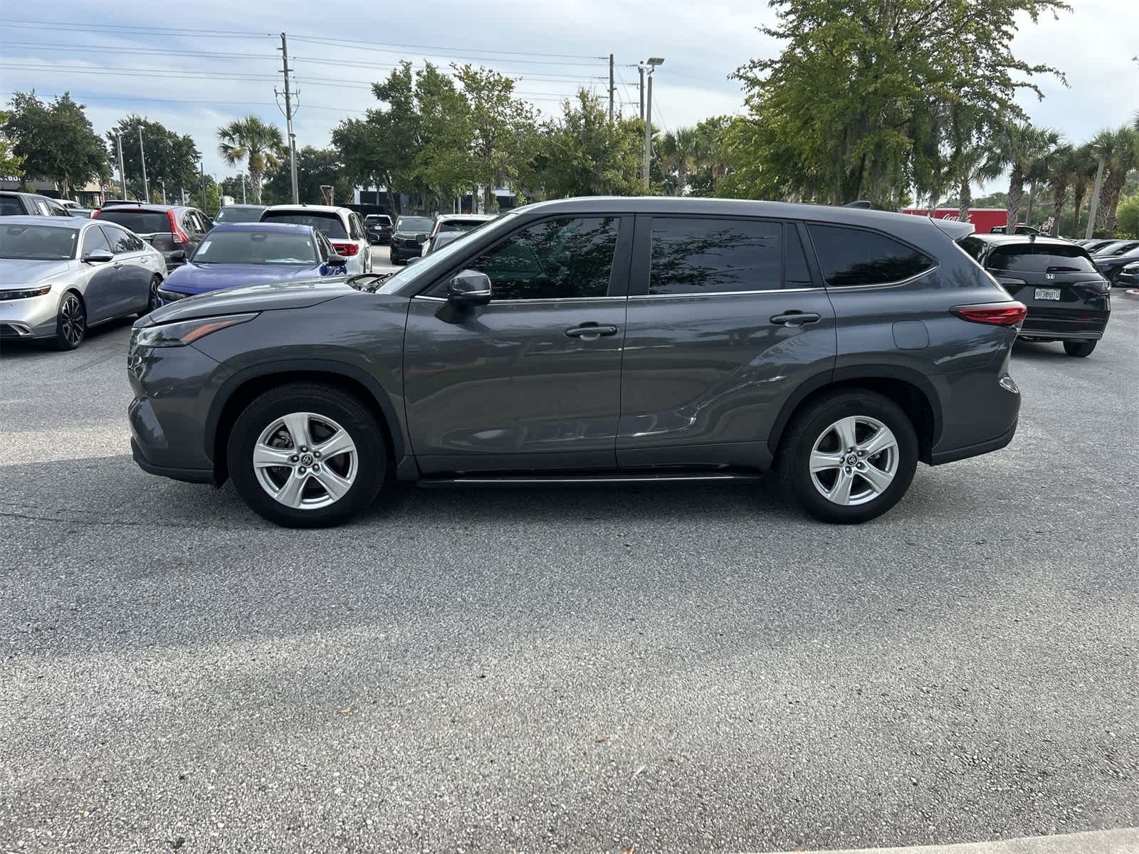 2023 Toyota Highlander XLE photo 3