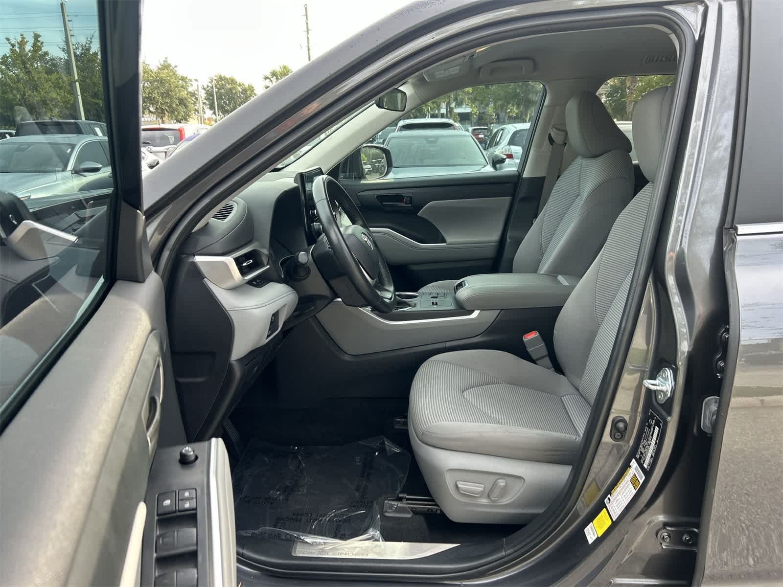 2023 Toyota Highlander XLE photo 2