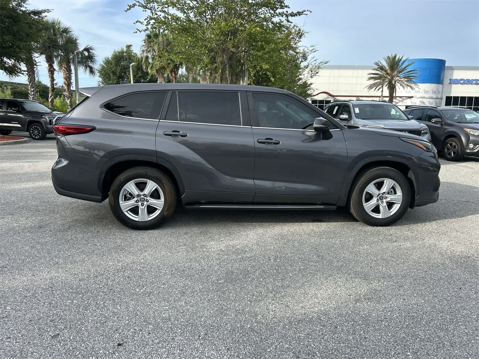 2023 Toyota Highlander XLE photo 7