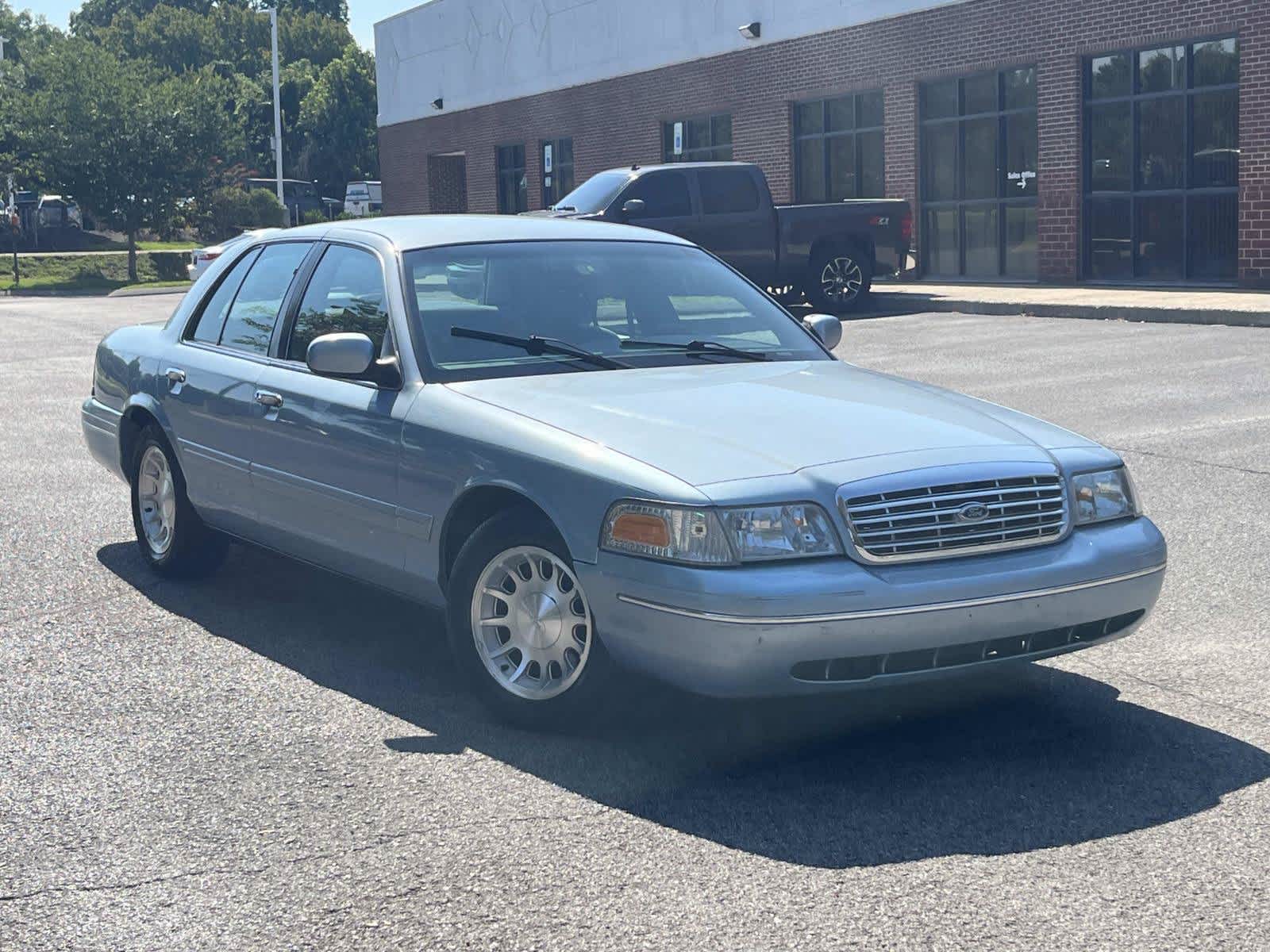 1999 Ford Crown Victoria 4 Dr LX Sedan