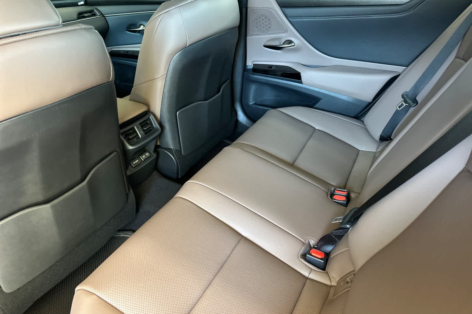 2025 Lexus ES 300h photo 4