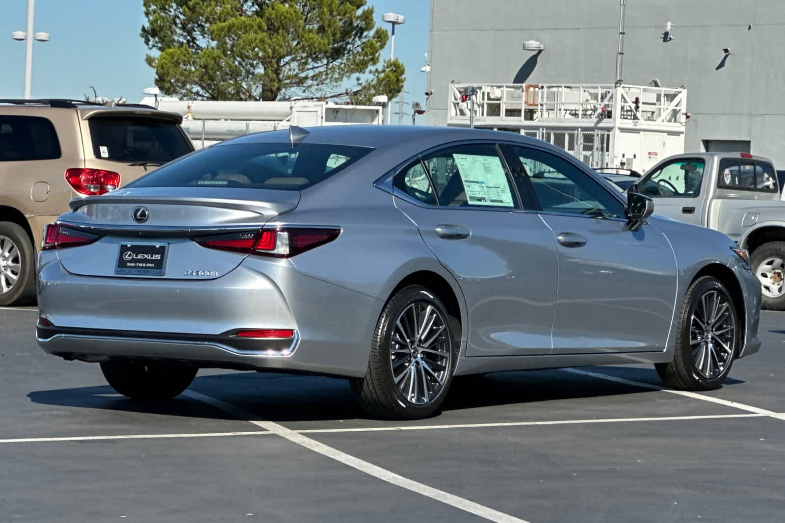 2025 Lexus ES 300h photo 2