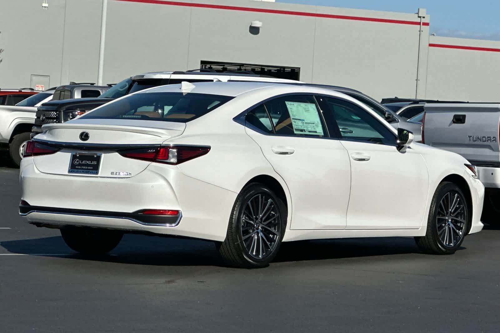 2025 Lexus ES 300h photo 2