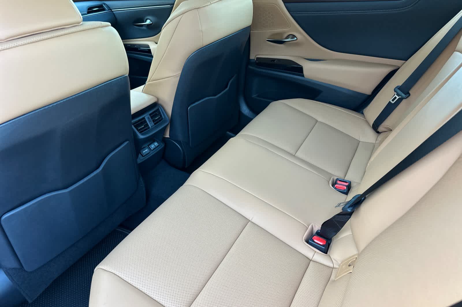 2025 Lexus ES 300h photo 4