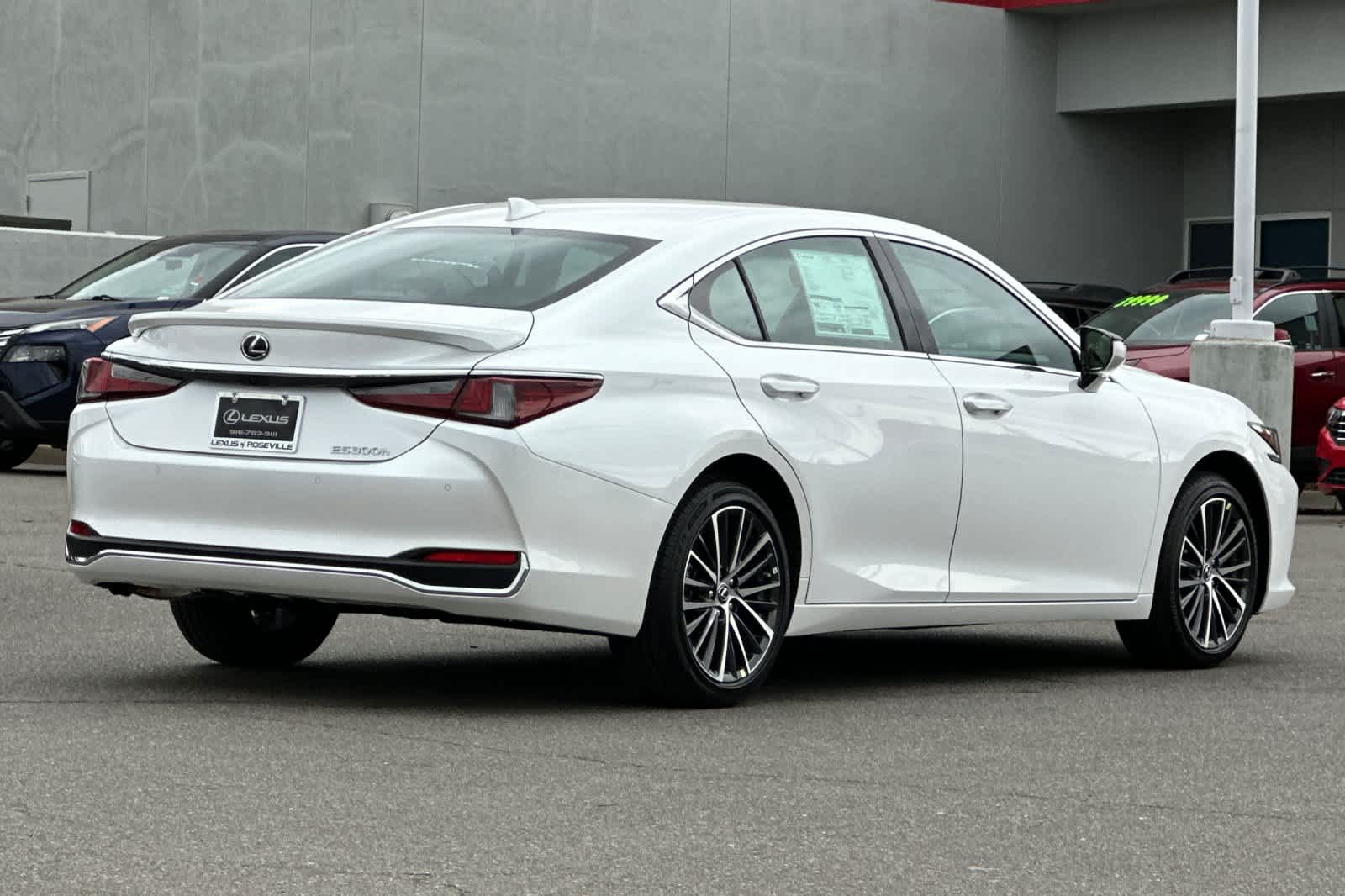 2025 Lexus ES 300h photo 2