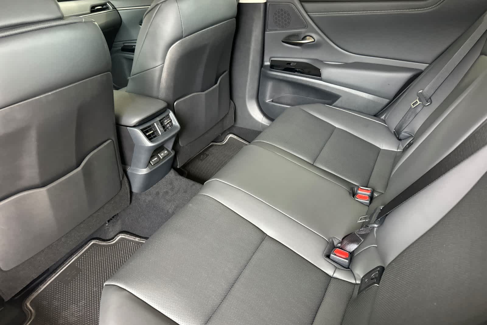 2025 Lexus ES 300h photo 4