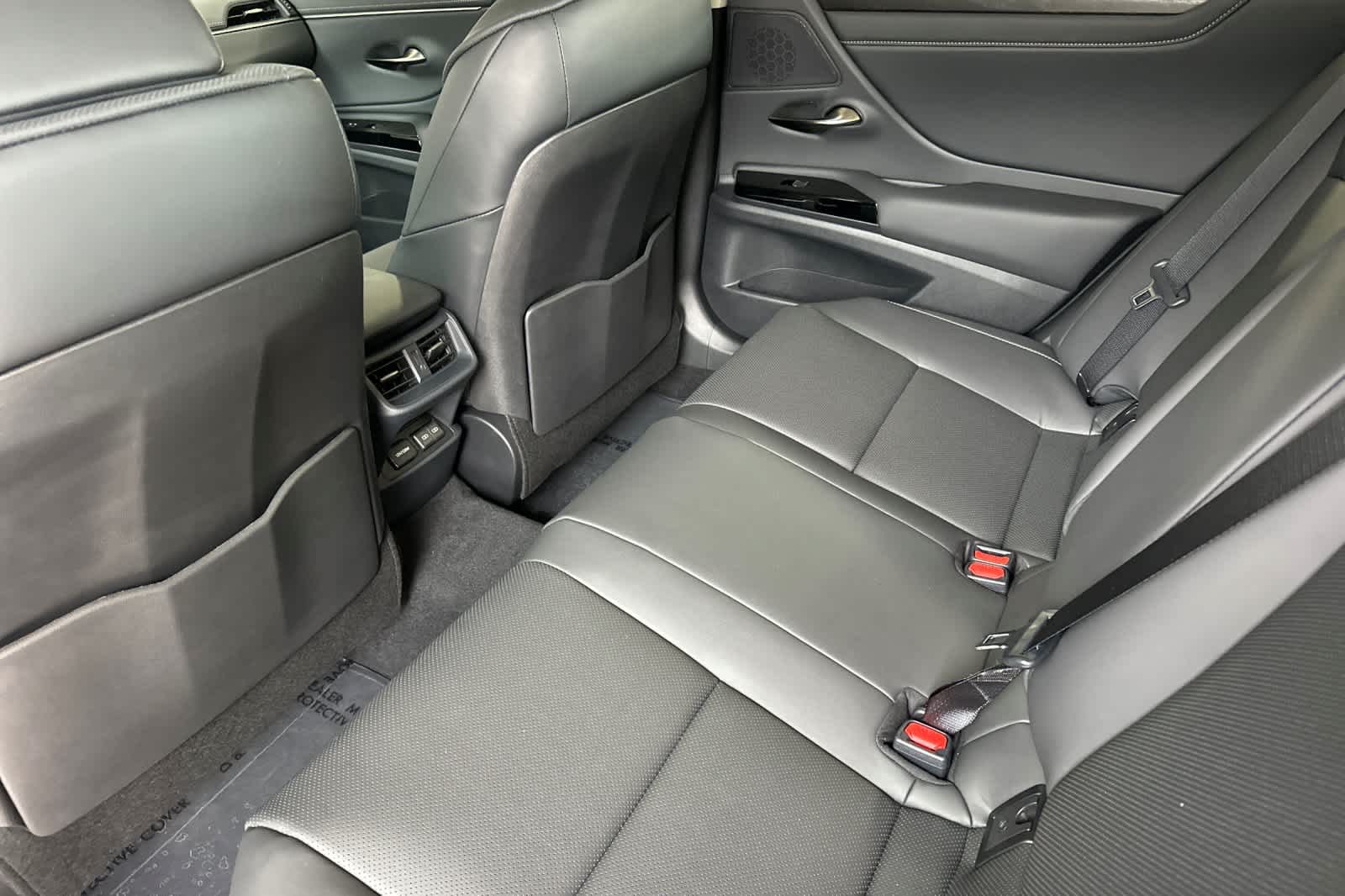 2025 Lexus ES 300h photo 4
