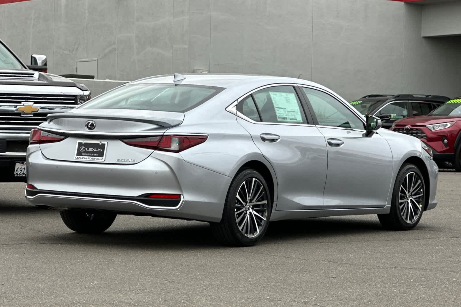 2025 Lexus ES 300h photo 2