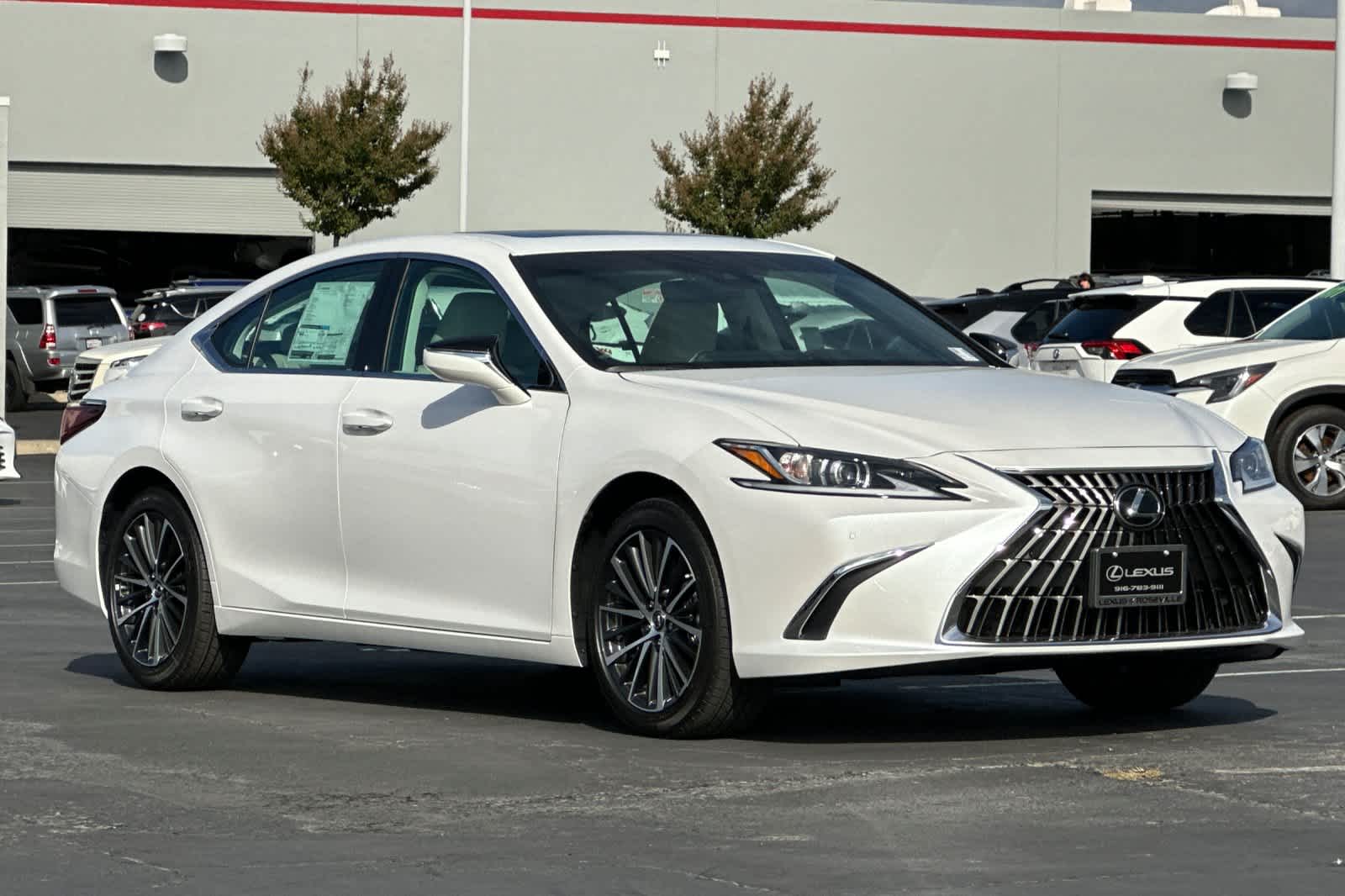 2025 Lexus ES 300h photo 4