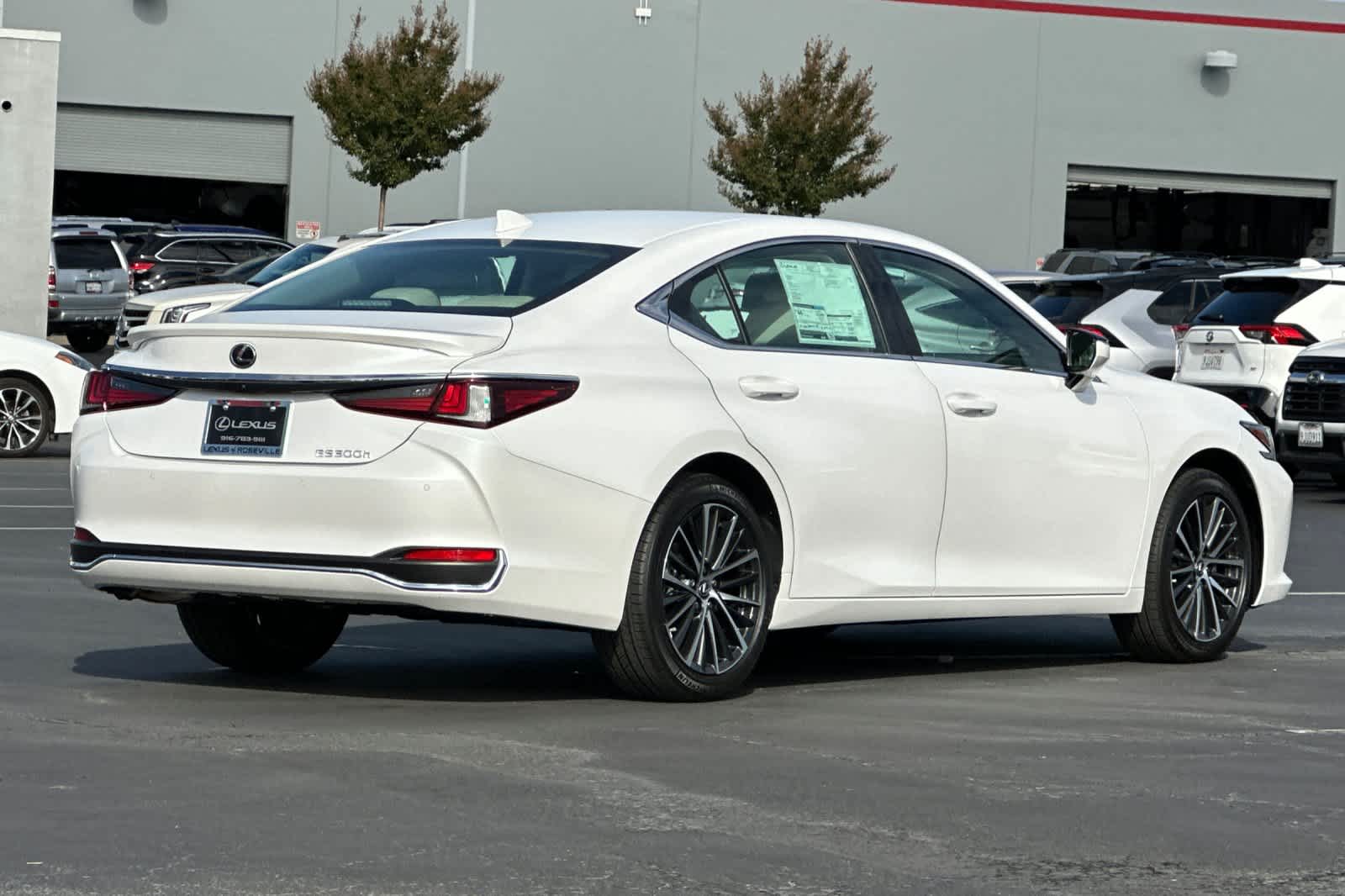 2025 Lexus ES 300h photo 2