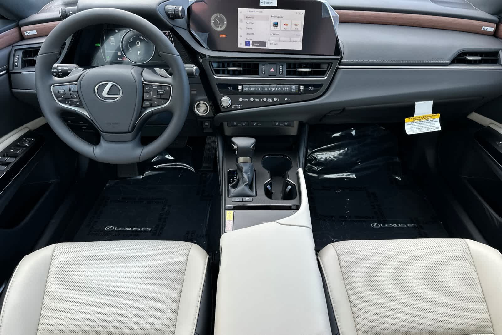 2025 Lexus ES 300h photo 3