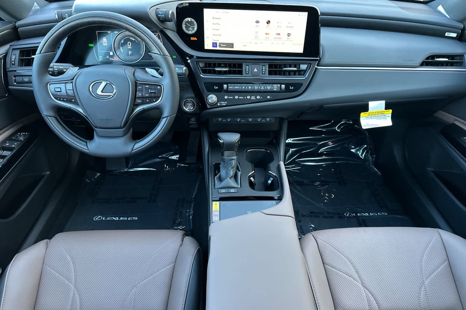 2025 Lexus ES 300h Luxury photo 3