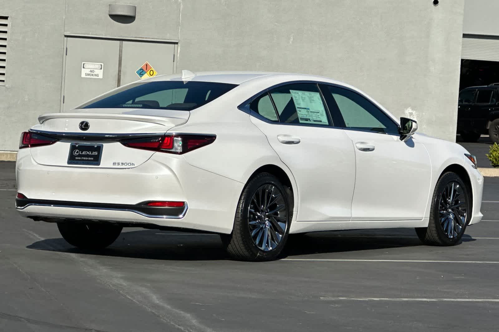 2025 Lexus ES 300h Luxury photo 2