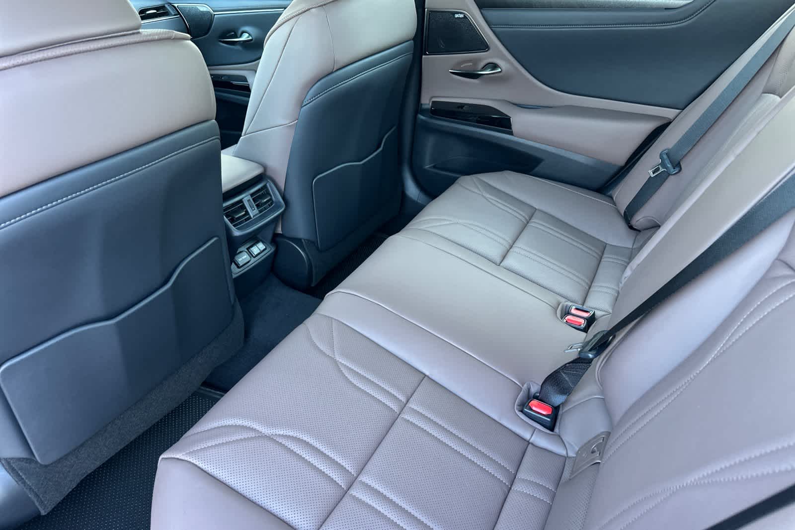 2025 Lexus ES 300h Luxury photo 4