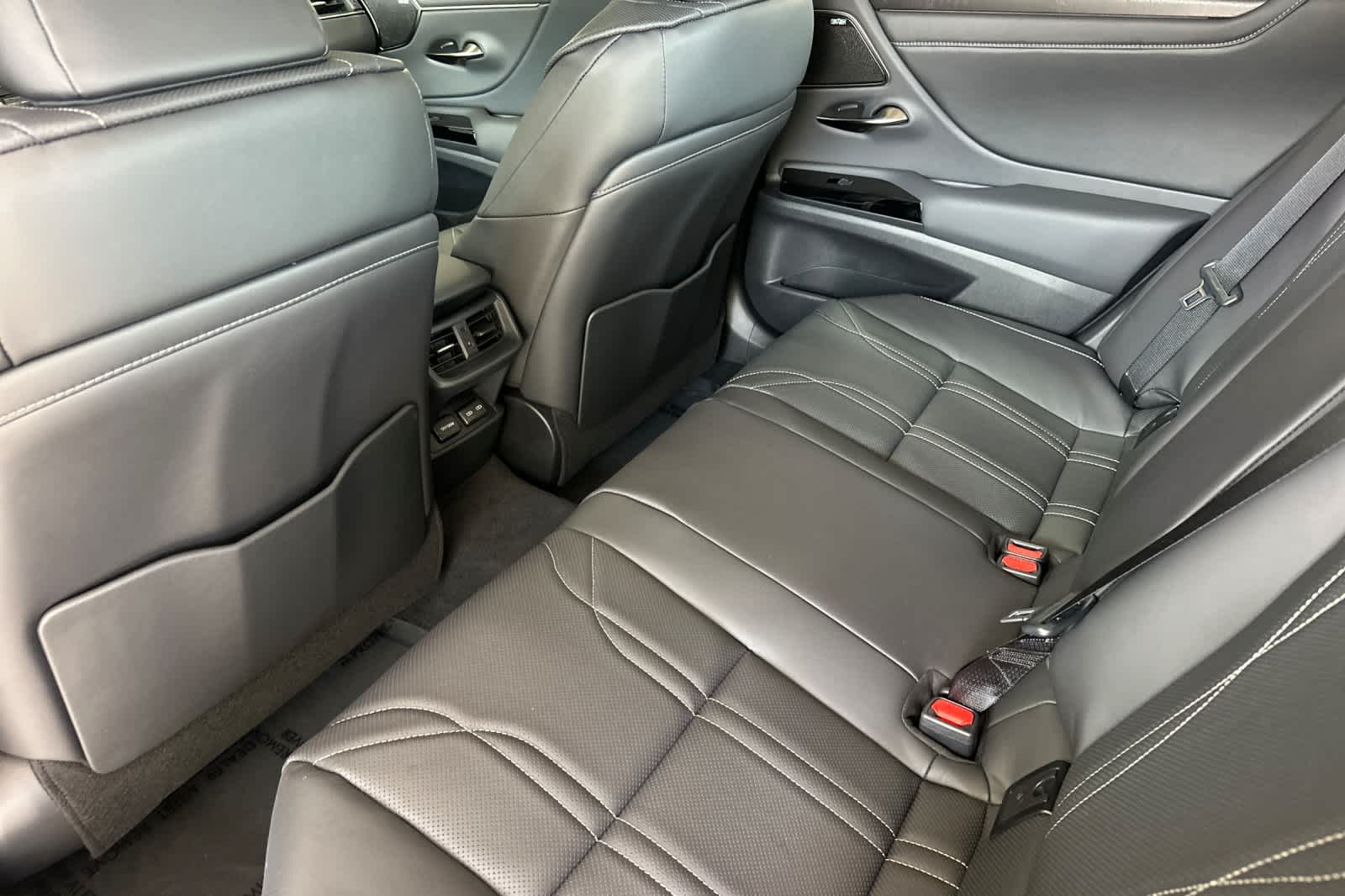 2025 Lexus ES 300h Luxury photo 4