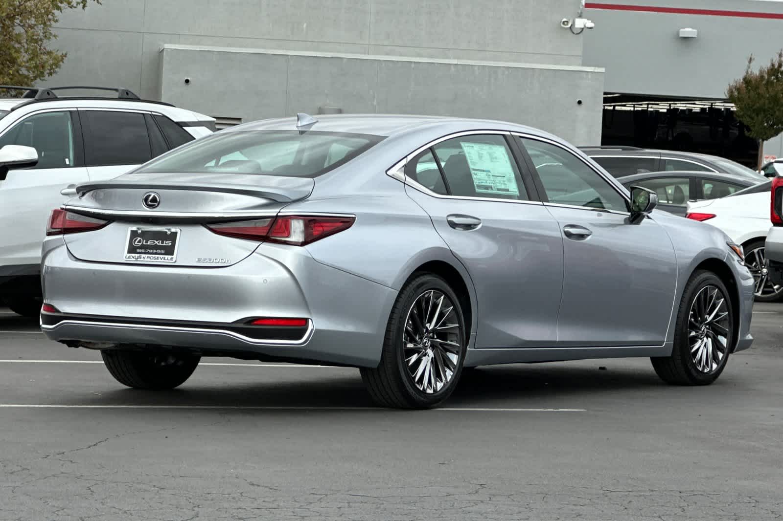 2025 Lexus ES 300h Luxury photo 2